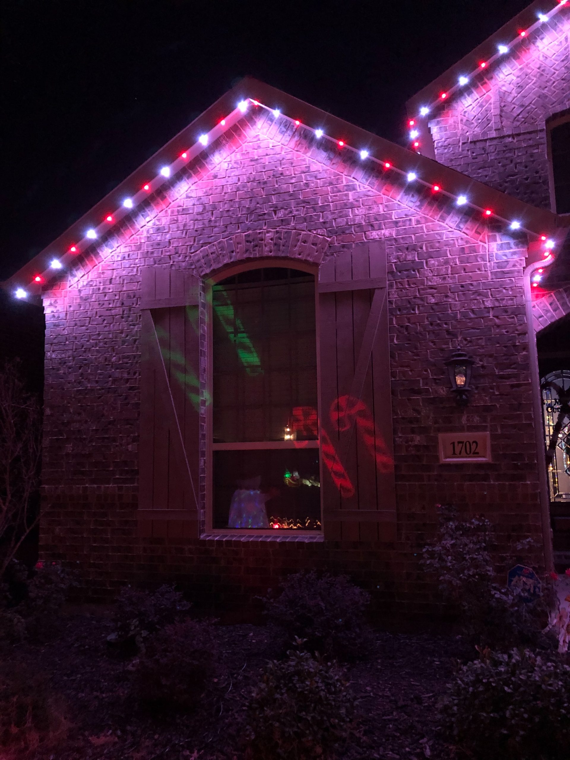 Create a Red and White Christmas Decoration Theme This Year